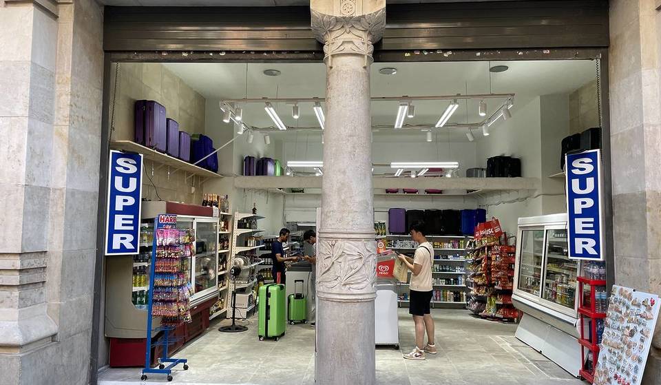 La antigua sede de Economía de la Generalitat, convertida en un supermercado 24 horas