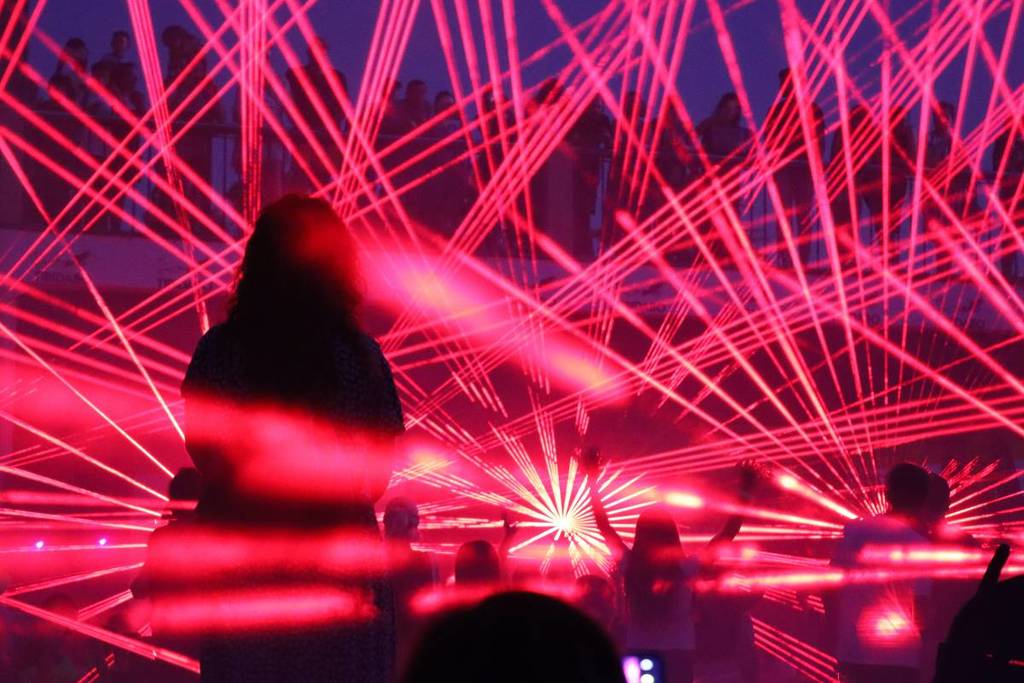 Uniquement en août à Barcelone : une plage artificielle et un spectacle de rayons laser à 500 mètres de hauteur
