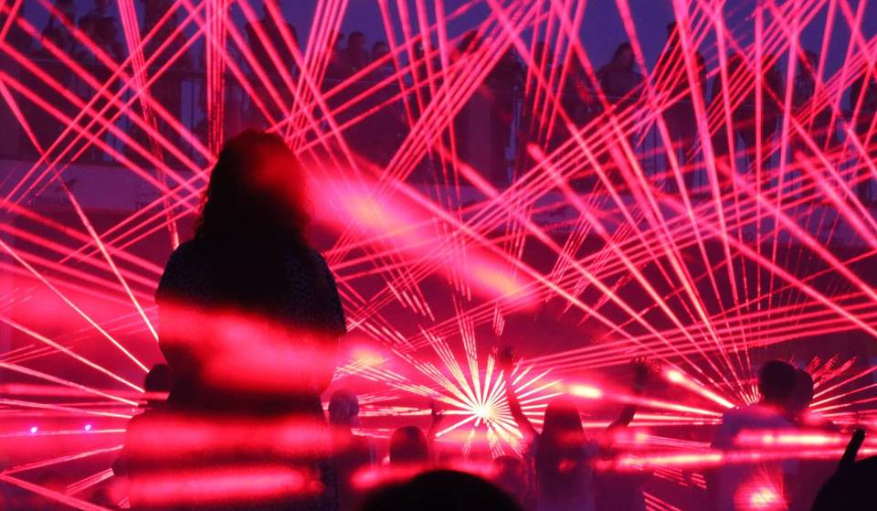 Nur im August in Barcelona: ein künstlicher Strand und eine Lasershow in 500 Metern Höhe
