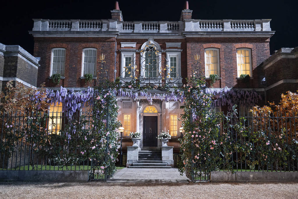 Façade de la maison des Bridgerton la nuit.