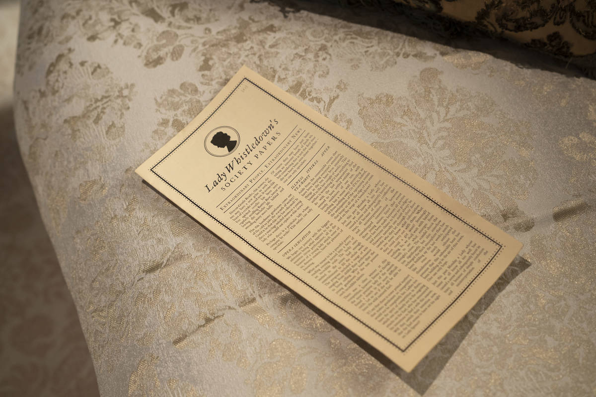 Primer plano de la columna de Lady Whistledown, de Los Bridgerton.