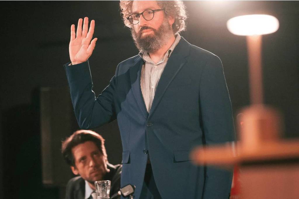 Un hombre levanta la mano mientras jura decir la verdad durante The Jury Experience.