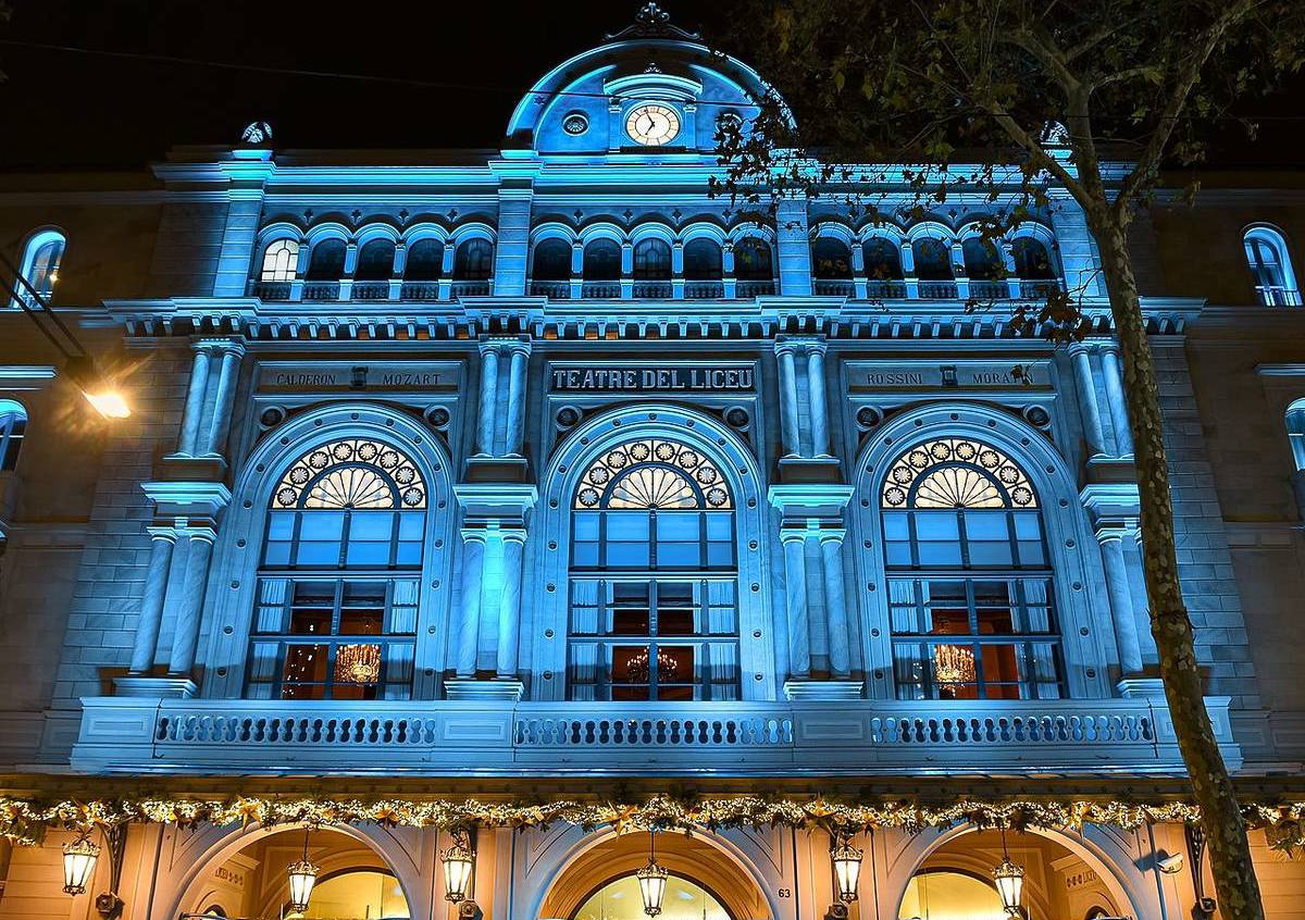 Fachada del Gran Teatre del Liceu iluminada de azul por la noche