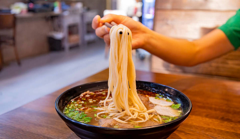 O restaurante chinês certificado em Barcelona onde se pode aprender a fazer noodles artesanais