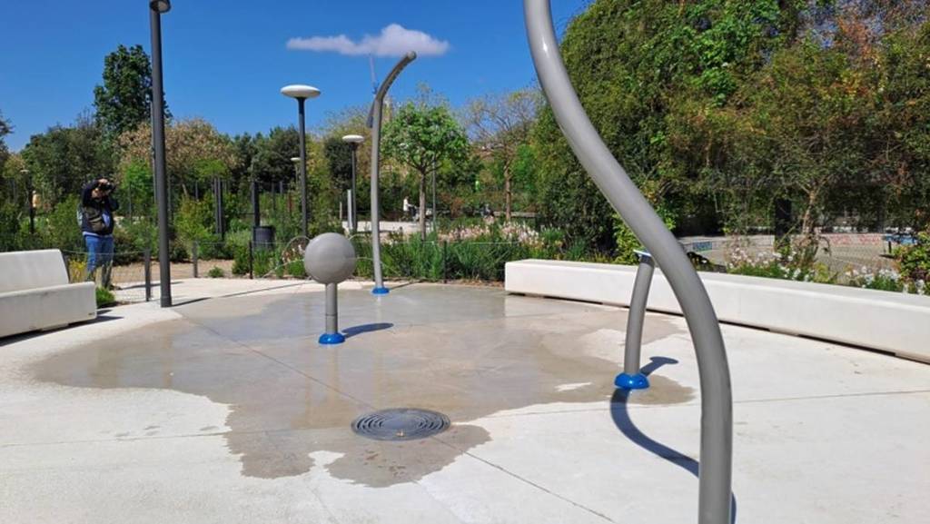 La nueva «piscina» gratis y al aire libre de les Glòries que salva del calor a los barceloneses