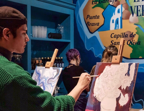 Pintura y vermut: pinta un cuadro con vermut y pica pica