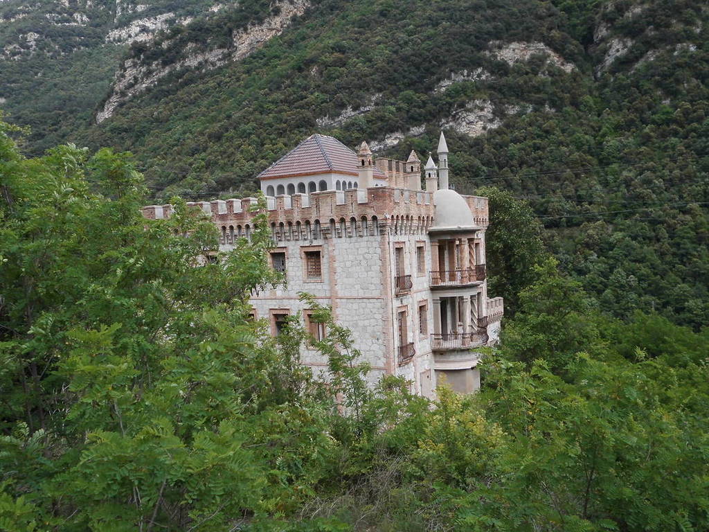 Um castelo abandonado em Barcelona transforma-se num museu de arte urbana