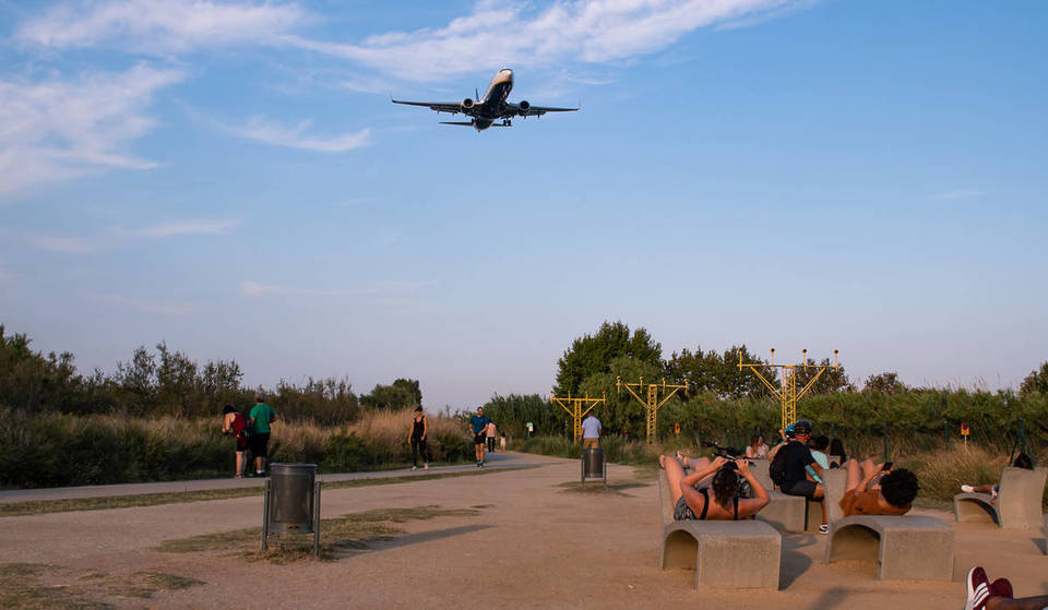 Op dit uitkijkpunt in El Prat kun je vliegtuigen over je hoofd zien vliegen en vervolgens een duik nemen in het strand.