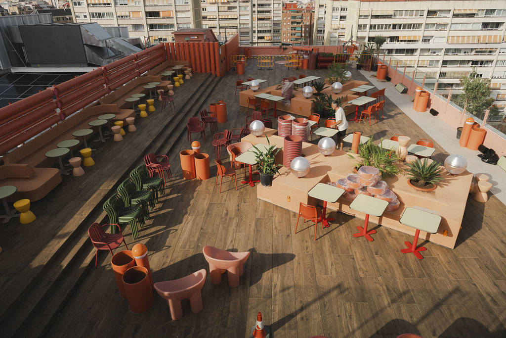 Um novo cocktail bar-viewpoint oferece 250 cocktails por dia esta semana em Barcelona