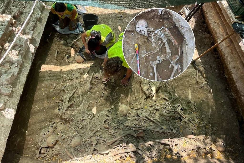 Aparece un antiguo cementerio del siglo XVIII en Barcelona con 21 esqueletos en unas obras en la Boquería