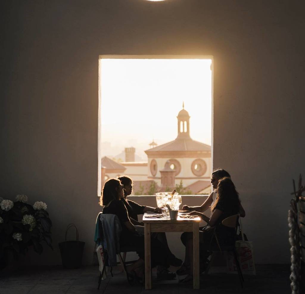 Adiós a los rooftops: el restaurante más bonito de Barcelona está sobre Montjuïc, abre solo 33 días al año y tiene un menú degustación de 38€