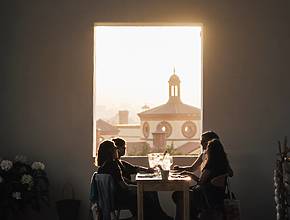 Adiós a los rooftops: el restaurante más bonito de Barcelona está sobre Montjuïc, abre solo 33 días al año y tiene un menú degustación de 38€