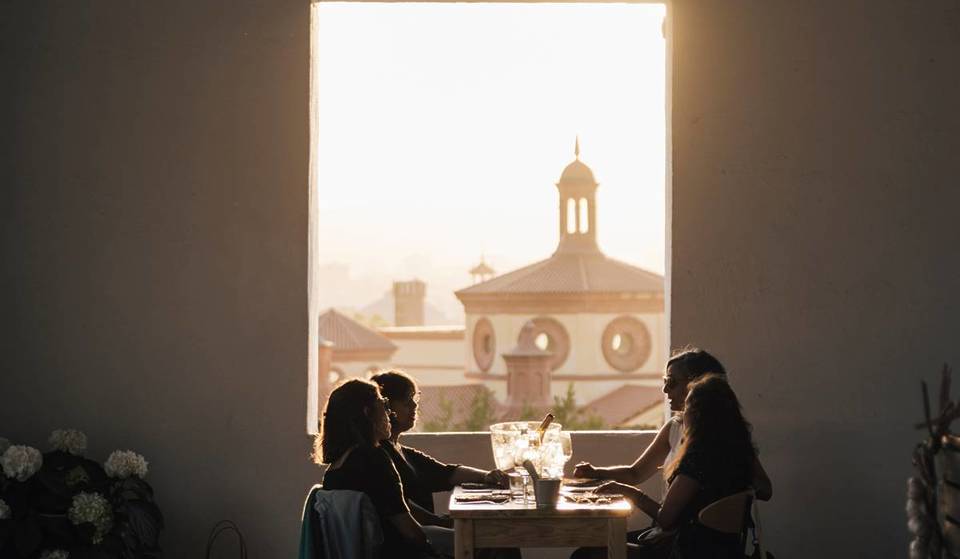 Adiós a los rooftops: el restaurante más bonito de Barcelona está sobre Montjuïc, abre solo 33 días al año y tiene un menú degustación de 38€