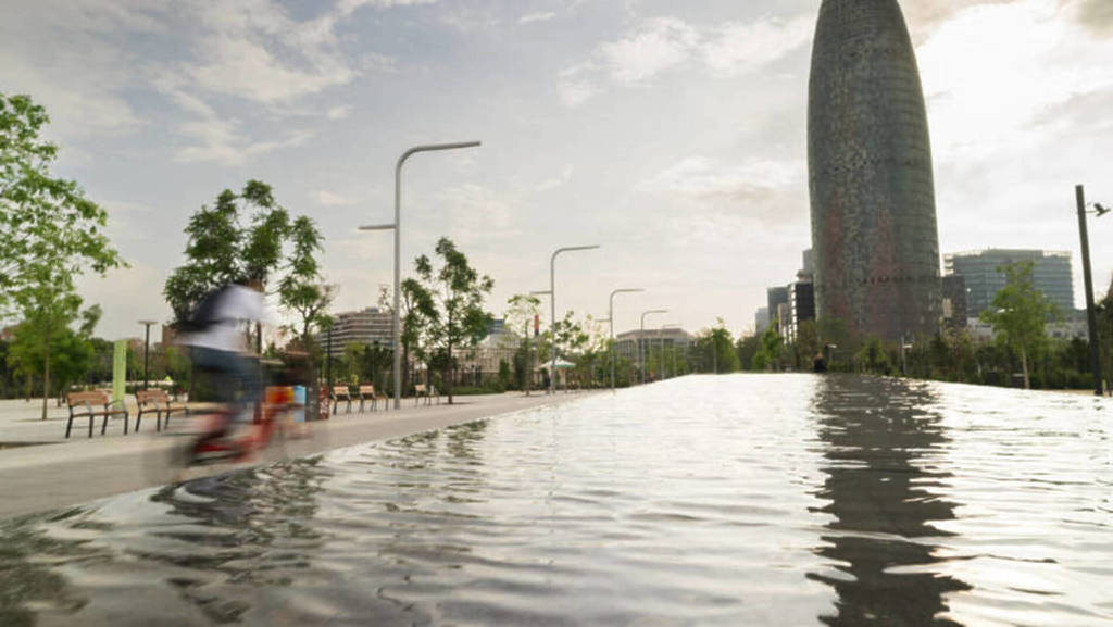 Sluiting van de fontein die is veranderd in een geïmproviseerd “zwembad” in Glòries: het stadsbestuur sluit de Mirall d’Aigua