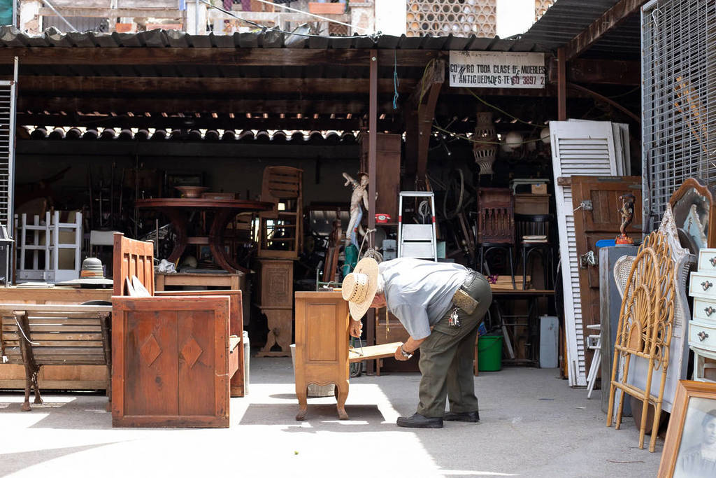 La antigua fábrica de cerámica convertida en un gran mercado de antigüedades en Barcelona: 15.000 m2 de rastro de lujo