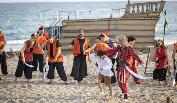 Farewell to the medieval market, hello to the sea market: this is Barcelona&#8217;s sea market with pirates, havaneres, cinema by the sea and more than 100 stalls.