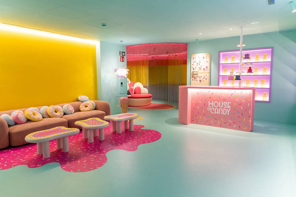 A Barcellona apre una fabbrica di Willy Wonka: un negozio di 2.000 m2 con dolci, una piscina di palline e uno scivolo a due piani.