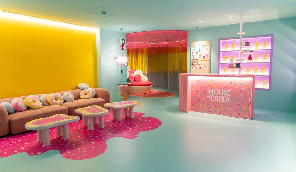 Une usine Willy Wonka ouvre ses portes à Barcelone : une boutique de 2 000 m2 avec des bonbons, une piscine à balles et un toboggan à deux étages.