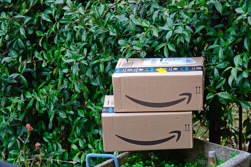 Nouvelle boutique pour acheter à l&rsquo;aveugle des paquets d&rsquo;Amazon ou de Shein dans le centre de Barcelone : mobiles ou ventilateurs à 24 euros le kilo.
