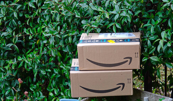 New store to buy blindly packages from Amazon or Shein in the center of Barcelona: mobiles or fans at 24€ per kilo.
