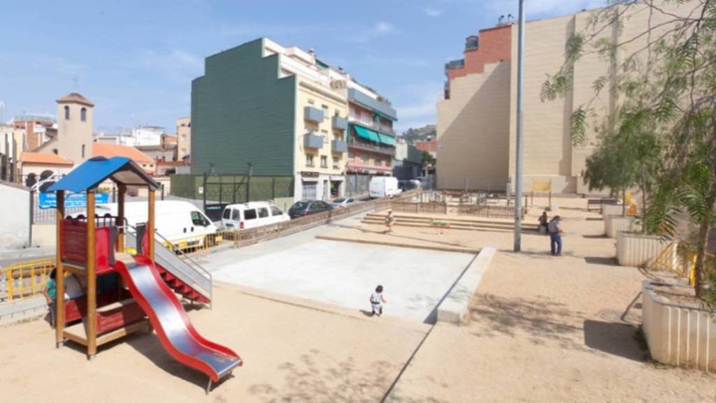 El Carmelo inaugura la plaza de l&#8217;Esvoranc en recuerdo a la tragedia de la calle que se derrumbó