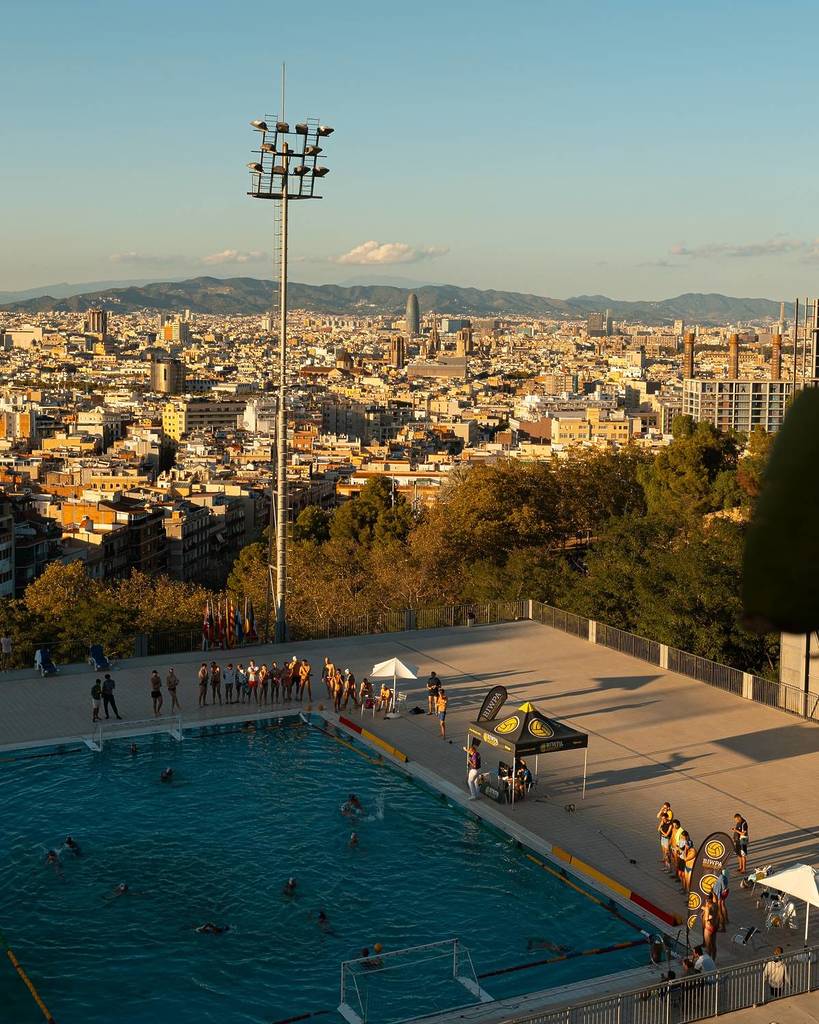 Barcelona's municipal swimming pool with panoramic views (and a bar ...
