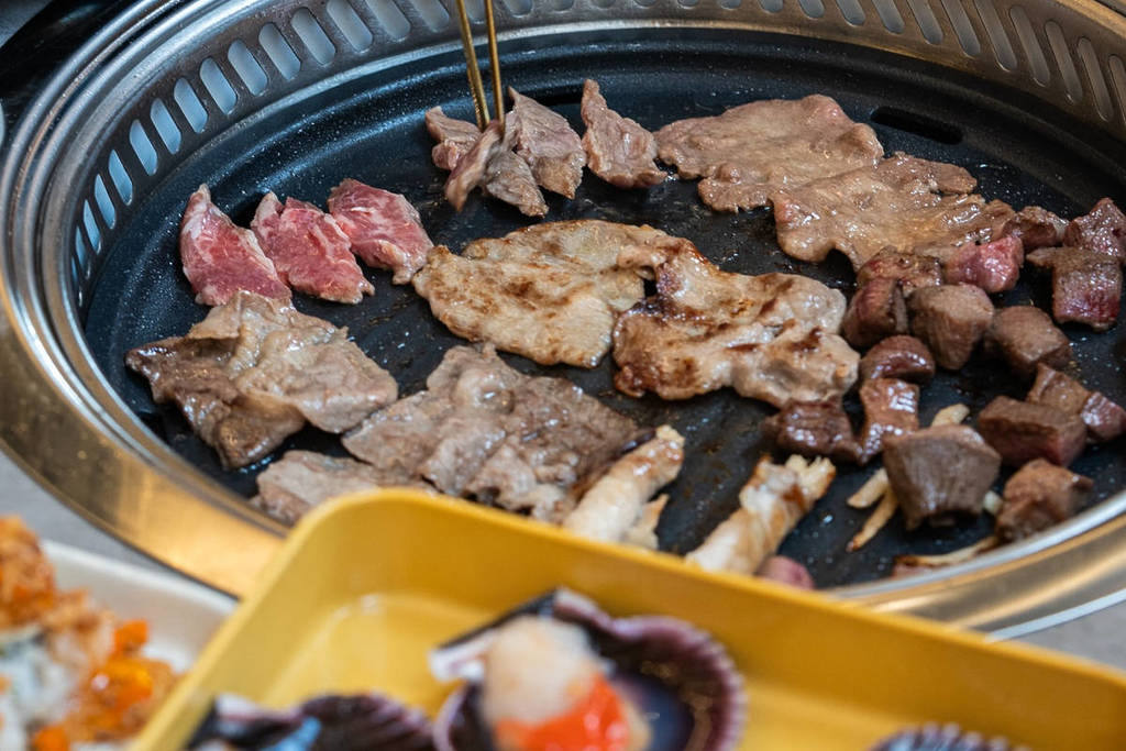 Unbegrenztes koreanisches Grill-, Meeresfrüchte- und Sushi-Buffet in Barcelona: Es kostet 16,90 Euro und bietet Platz für fast 300 Personen.