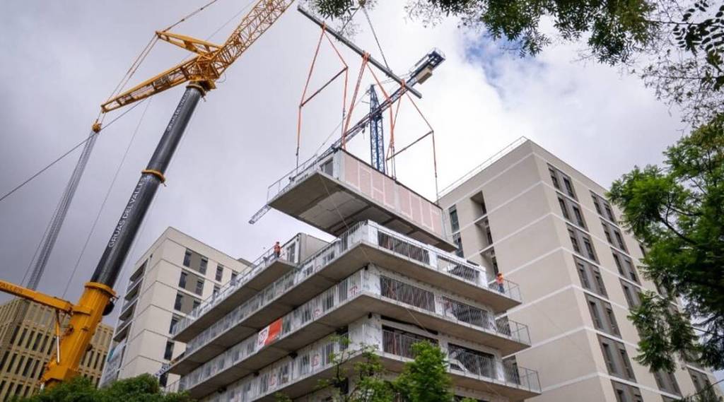 Barcelona erects a building with 40 public apartments in just 10 days: this is modular construction