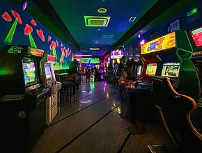 Abre en Barcelona un bar de máquinas arcade de los 80 y 90: 40 máquinas, entrada gratis, 350m2 y dos pisos