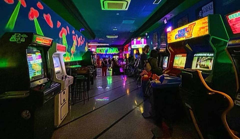 A Barcellona apre un bar con macchine arcade degli anni &#8217;80 e &#8217;90: 40 macchine, ingresso gratuito, 350 m2 e due piani.