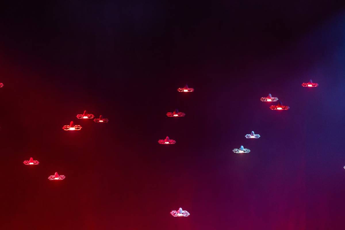 Muchos drones llenan de colores el escenario en The Drone Saga.