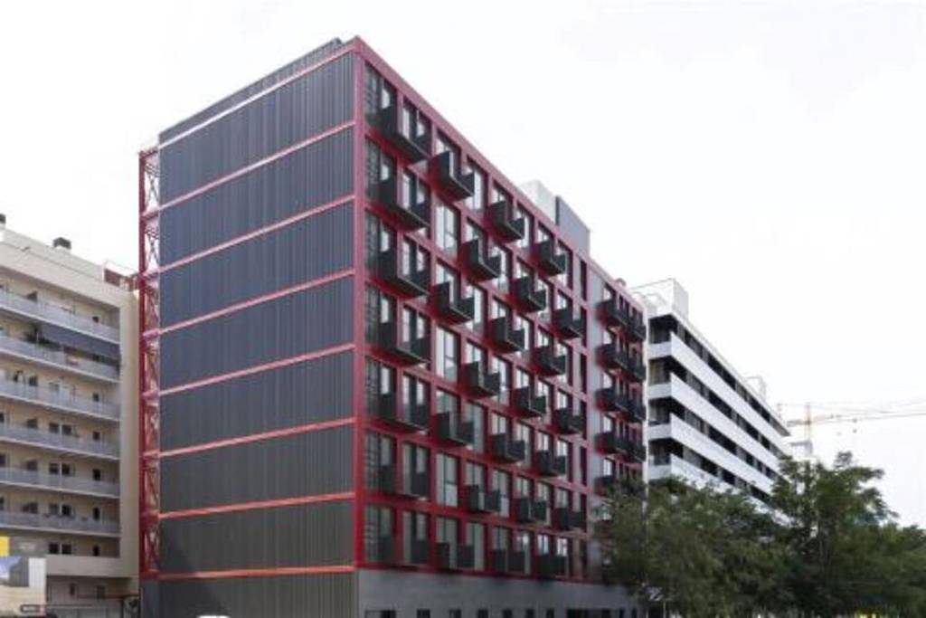 Gli edifici pubblici realizzati con container marittimi a Barcellona: 7 piani, giardino urbano, 60m2, balconi e solo 6 mesi per costruirli (Video)