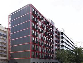 Los edificios públicos hechos con contenedores marítimos de Barcelona: 7 plantas, huerto urbano, 60m2, balcones y solo 6 meses para construirlos (Vídeo)