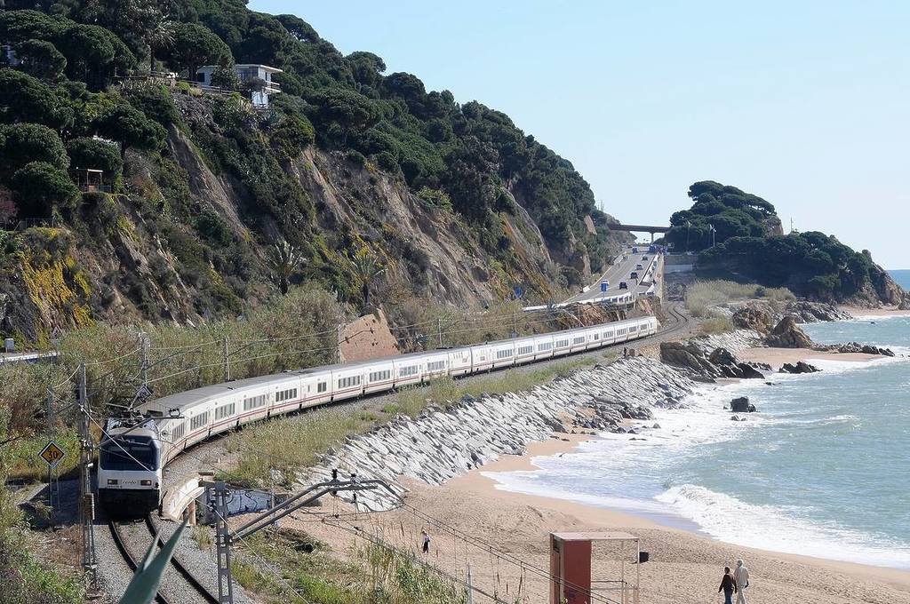 The train line that takes you to the Costa Brava from Barcelona: schedules and towns to visit this summer