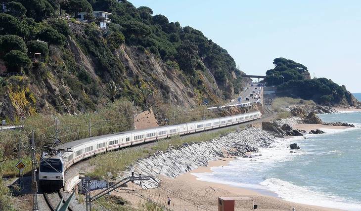 Die Zuglinie, die Sie von Barcelona an die Costa Brava bringt: Fahrpläne und Orte, die Sie diesen Sommer besuchen können