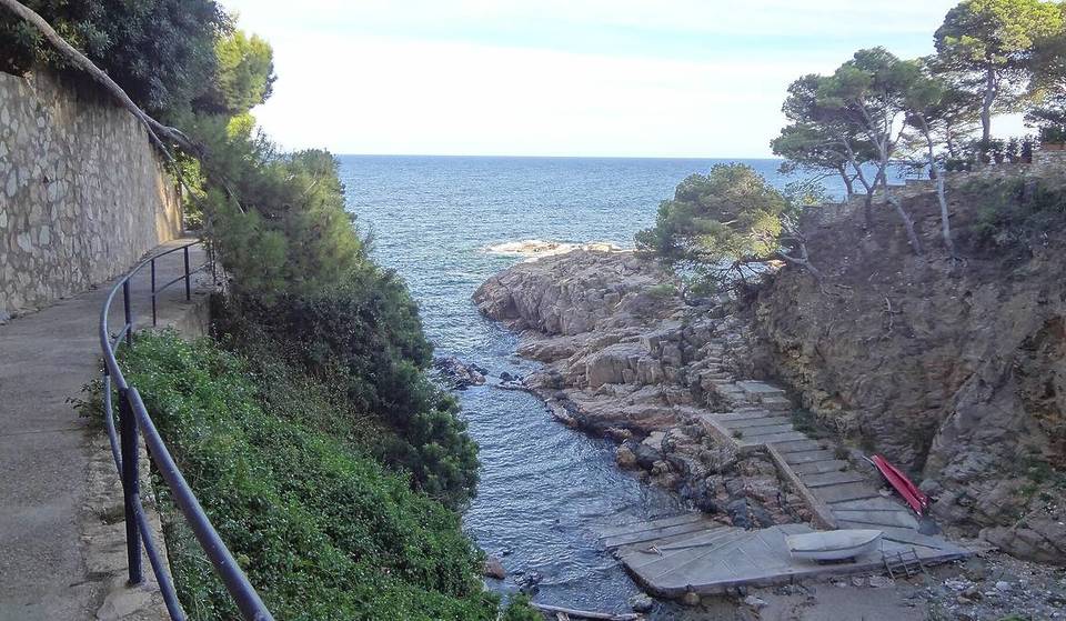Camí de Ronda, der Weg, der durch alle Strände der Costa Brava führt, kann in einem Tag oder einer Woche mit dem Zug zurückgelegt werden.