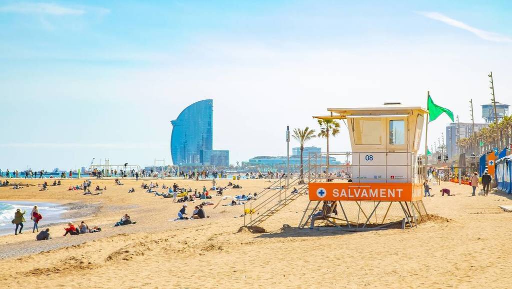 Rode vlag en wachttorens gesloten op de stranden van Barcelona: staking strandwachten duurt voort