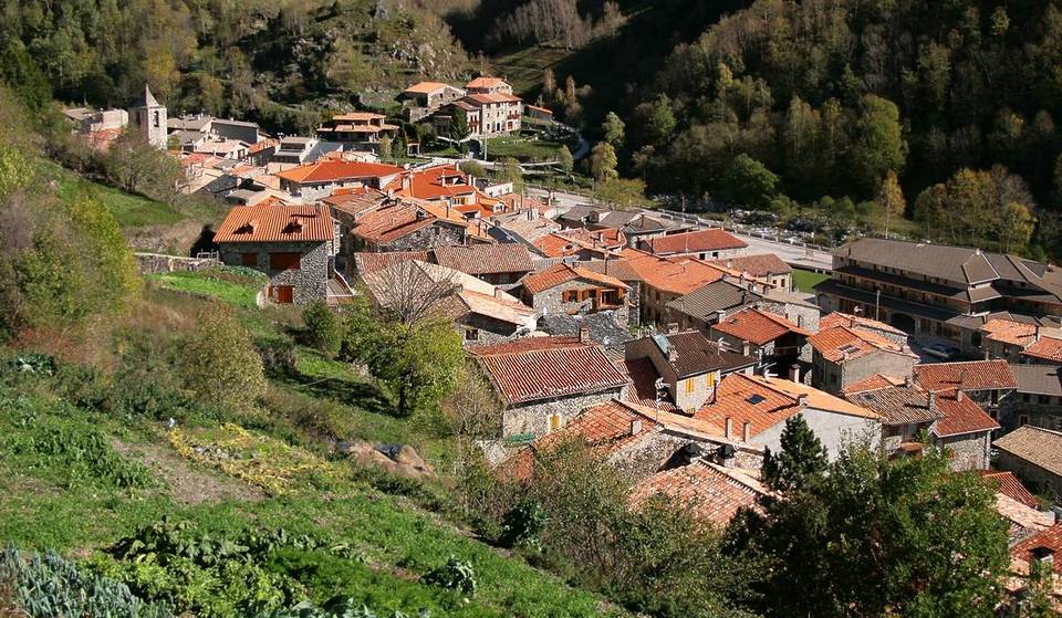 A aldeia pirenaica com uma praia fluvial, percursos de montanha e apenas a duas horas de Barcelona para fugir ao calor no verão.