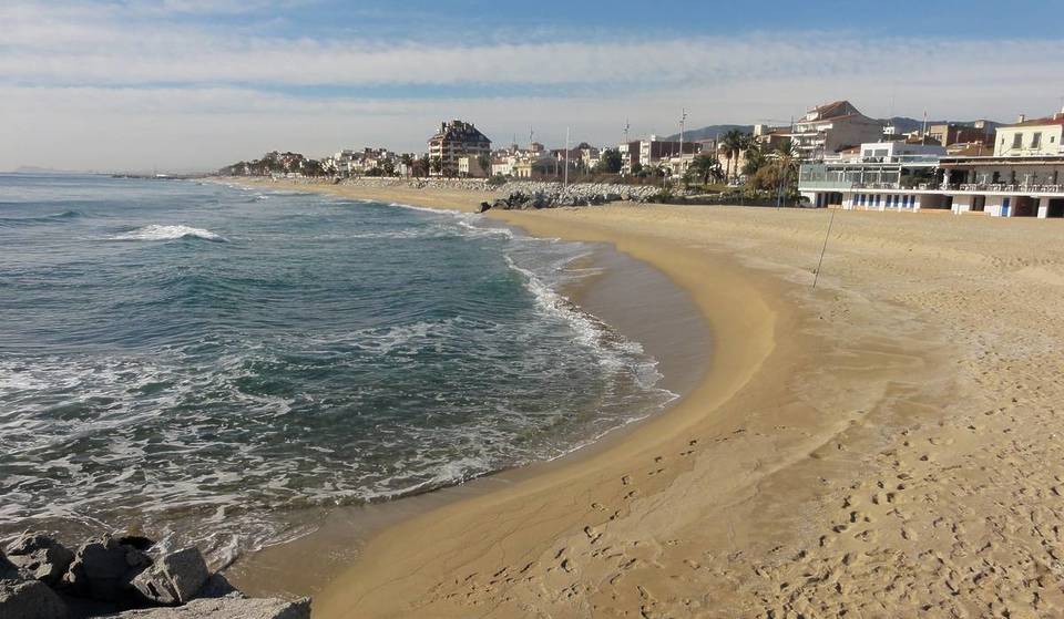A praia mais extensa da Catalunha: 10 quilómetros de areia, a 45 minutos de Barcelona e com ligação direta de comboio.