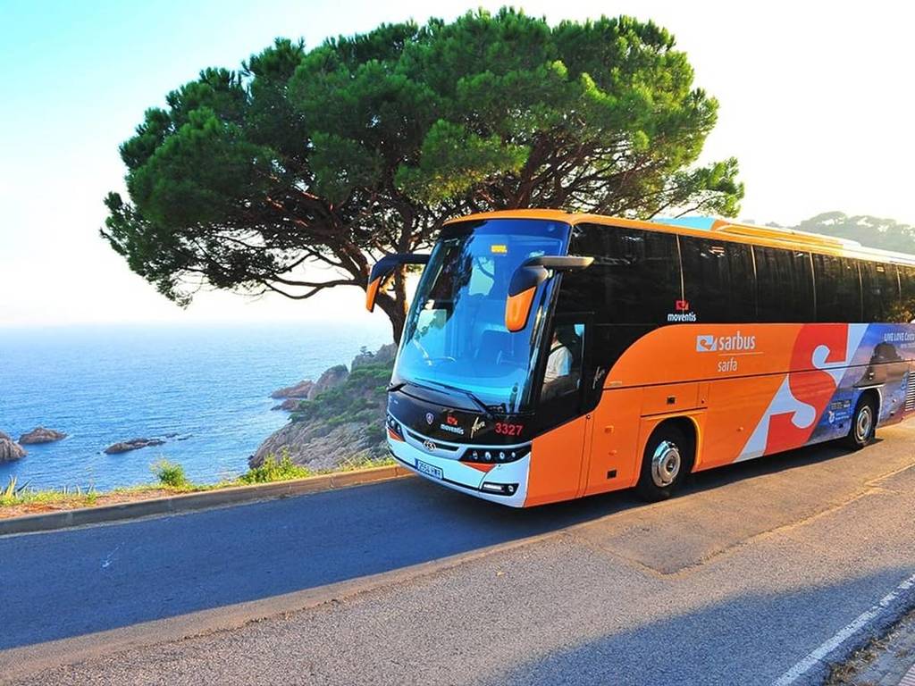 How to get by bus to the most inaccessible coves of the Costa Brava where the train does not reach: lines, destinations, schedules and roads.