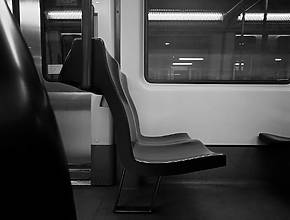 Sie haben auf seinen Stühlen gesessen, aber Sie kannten ihn nicht: die Ausstellung über den Schöpfer von Straßenbänken und Sitzen für die Metro in Barcelona