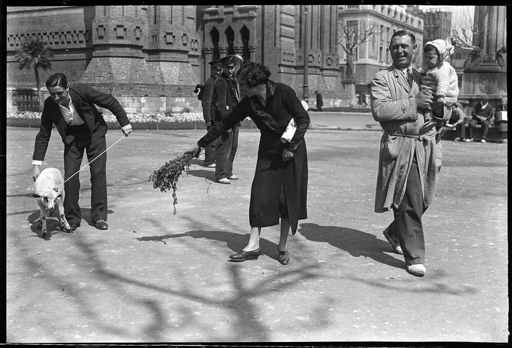 Las fotos de la Barcelona de hace 100 años que nunca habían sido expuestas: de la Expo Universal a la Guerra Civil