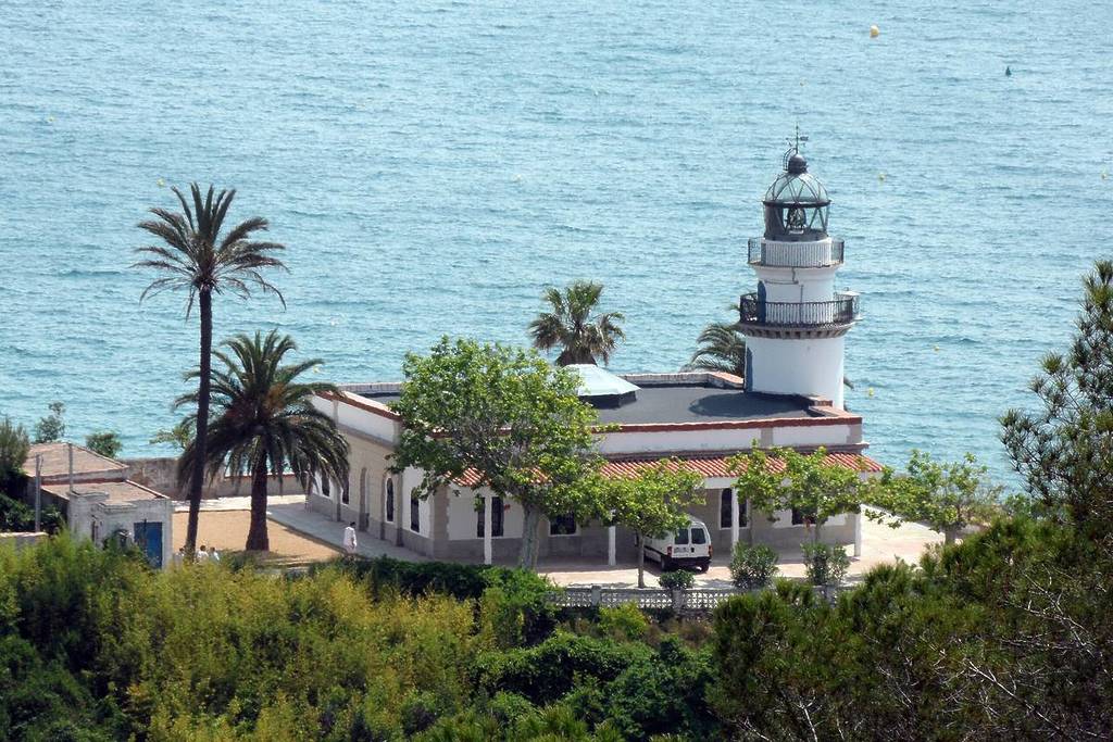 El faro más antiguo de Catalunya está activo y se puede llegar en tren: 160 años, vistas sobre la Costa Brava y a una hora de Barcelona