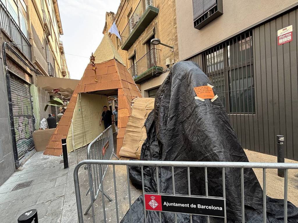 Incendio en la calle Verdi por las Fiestas de Gràcia: los vecinos tapan los decorados de otras calles en solidaridad