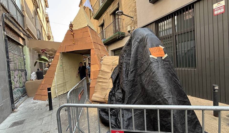 Incendio en la calle Verdi por las Fiestas de Gràcia: los vecinos tapan los decorados de otras calles en solidaridad