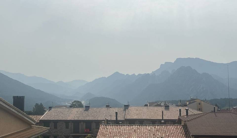 Uma vaga de calor sem sol: porque é que os incêndios na Galiza estão a cobrir a Catalunha de nevoeiro