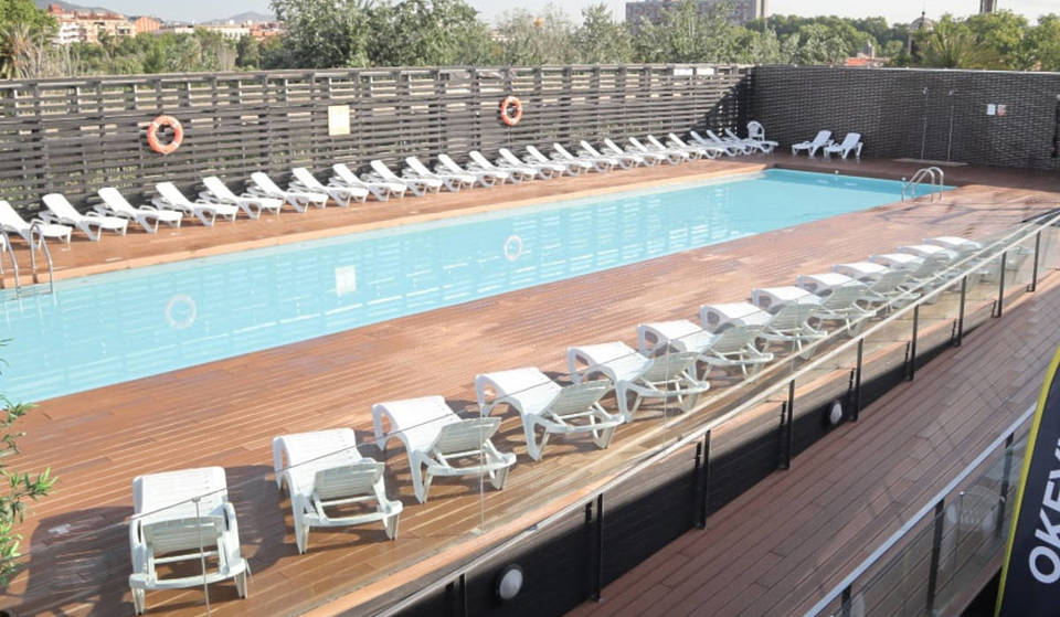 La piscina más cara de Barcelona en 2025: gimnasio en la terraza, vistas al Parc de la Ciutadella y entradas a 18 €