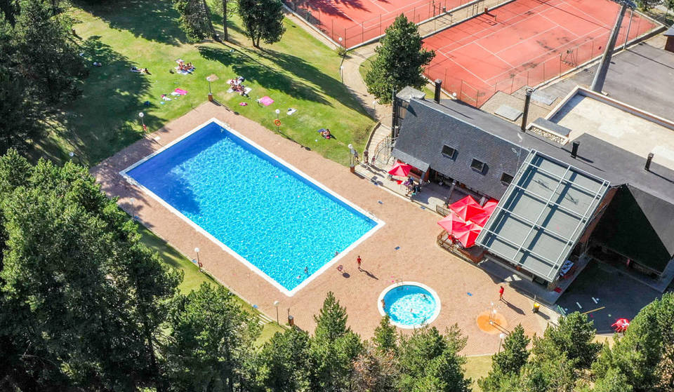 Das höchstgelegene Sommerschwimmbad in Katalonien: beheizt, im Herzen der Pyrenäen und Eintrittskarten ab 3,50 Euro.