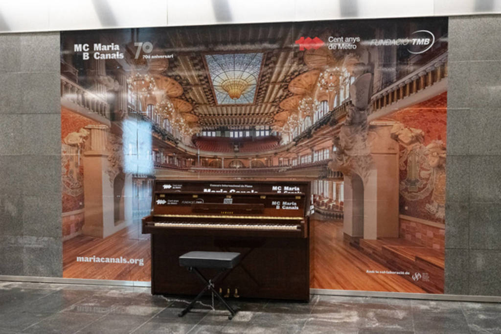 Eine U-Bahn-Haltestelle, die in einen ständigen Konzertsaal mit einem kostenlosen Klavier umgewandelt wurde