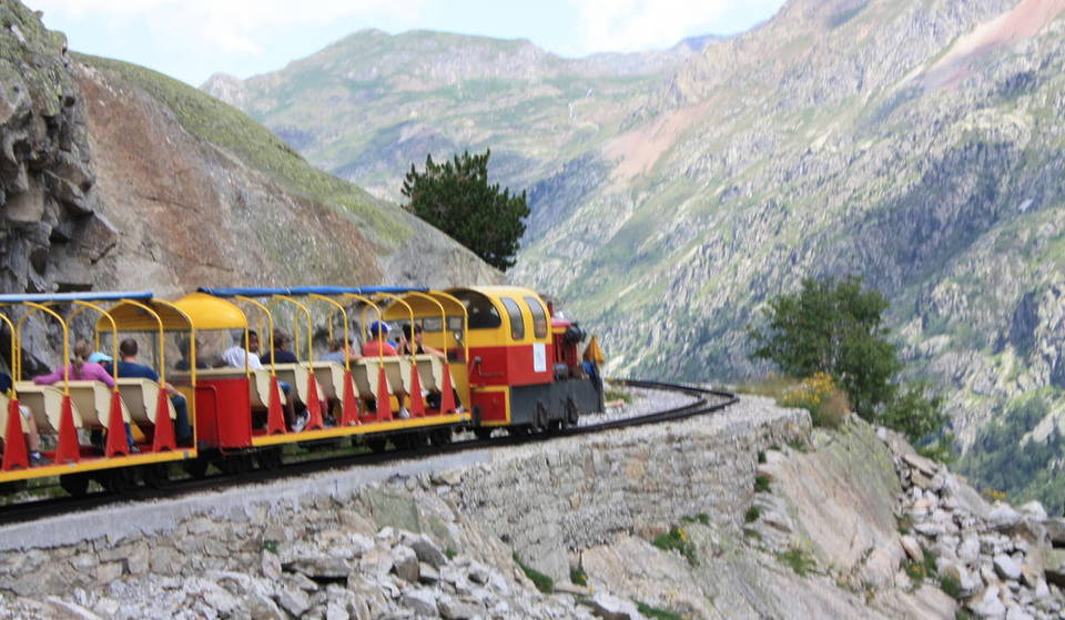 Le train le plus haut d&rsquo;Europe roule dans la neige à 4 heures de Barcelone : un voyage à 2 000 mètres d&rsquo;altitude dans des wagons des années 1920